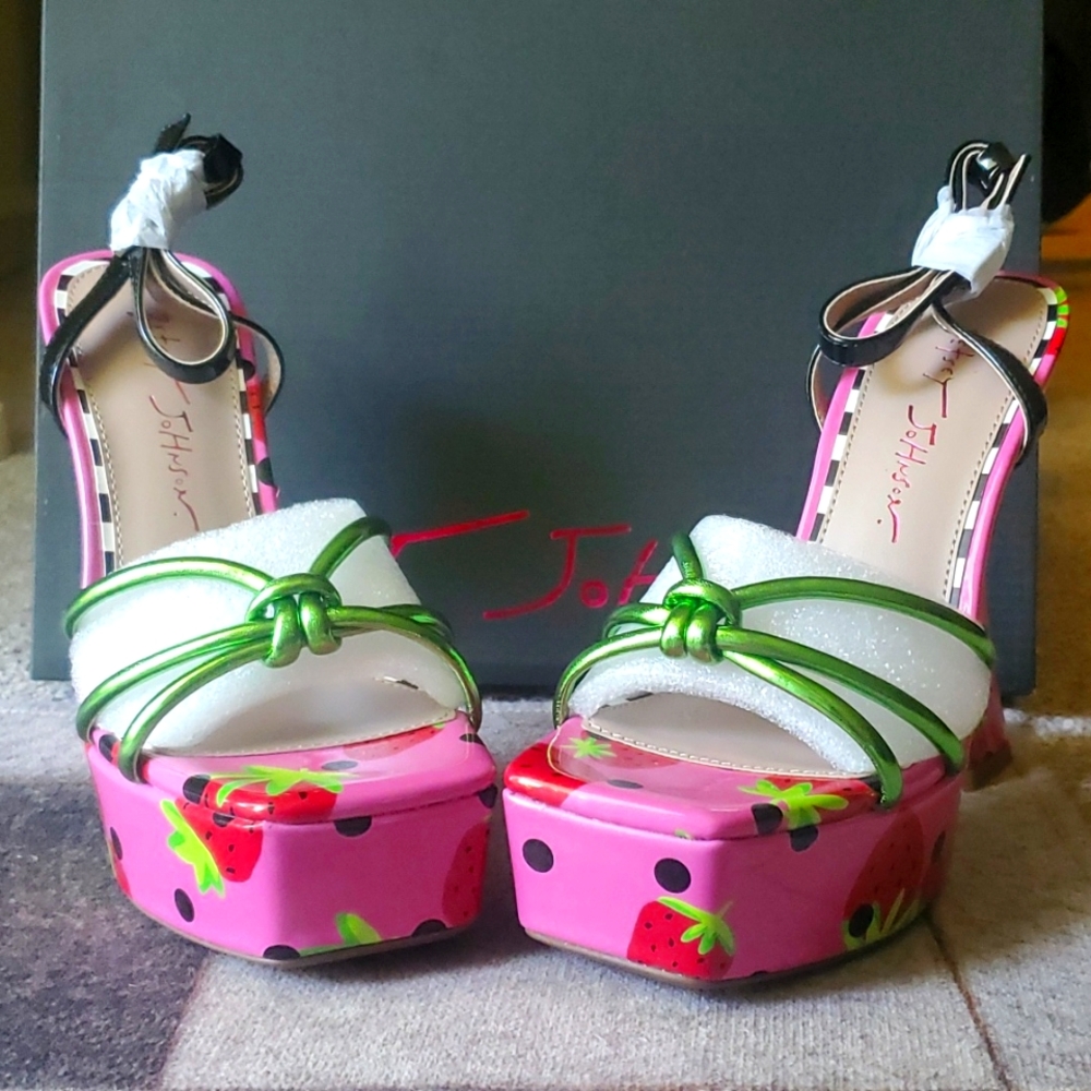 Betsey Johnson Pink Strawberry Platform Sandals NWOT - Picture 3 of 4